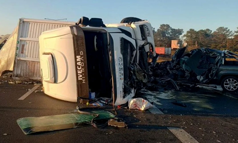 Un camión se cruzó de mano y murió el conductor de una camioneta