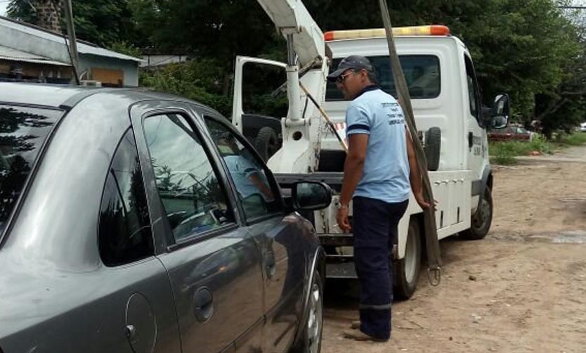 Malestar por el acarreo de autos en colectora de Panamericana