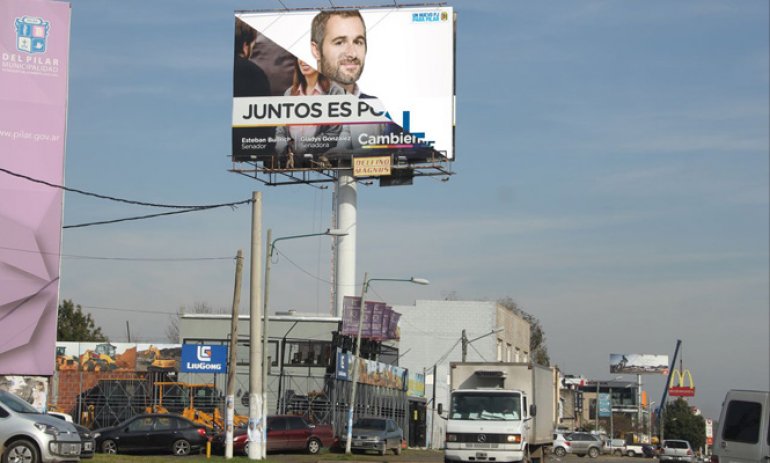 Achával acusó al Municipio de “presionar” a una empresa de publicidad para que no exhiba sus carteles