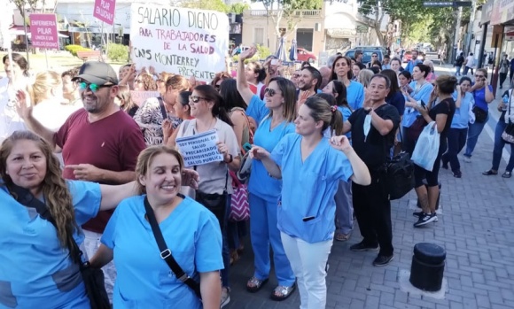 Personal de Salud se manifestó para reclamar mejoras salariales