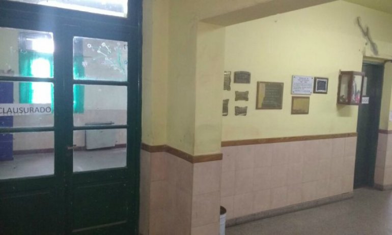 Se extiende el deterioro edilicio en una escuela y hay preocupación entre padres de los alumnos