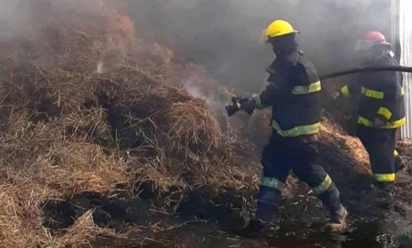 Se desató un voraz incendio en un depósito de forrajes