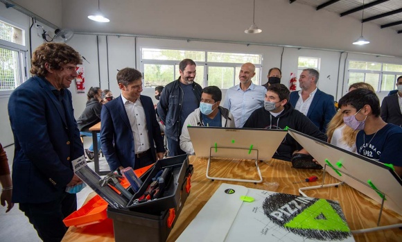 Kicillof participó de la inauguración de obras en una escuela y criticó a Vidal