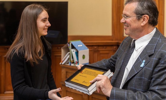 Distinguen a Candela Francisco, la joven pilarense campeona de ajedrez