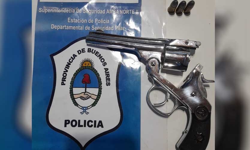 Detienen a dos personas acusadas de transitar con un arma de fuego