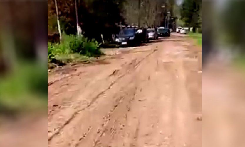 Vecinos piden el arreglo de una calle de acceso a un colegio