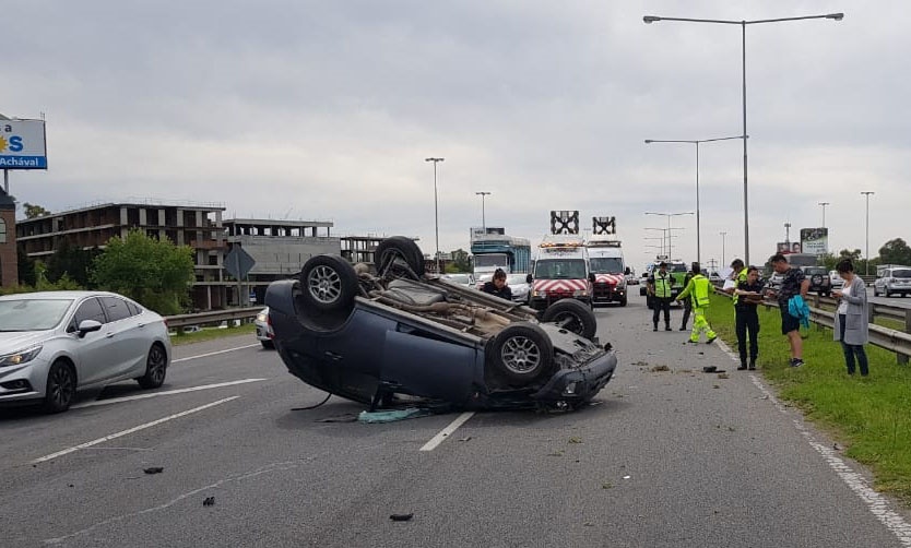 Una mujer herida tras choque y vuelco en Panamericana