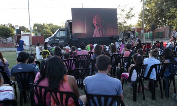 Tras recorrer las plazas del distrito, finalizó la temporada de Cine Móvil