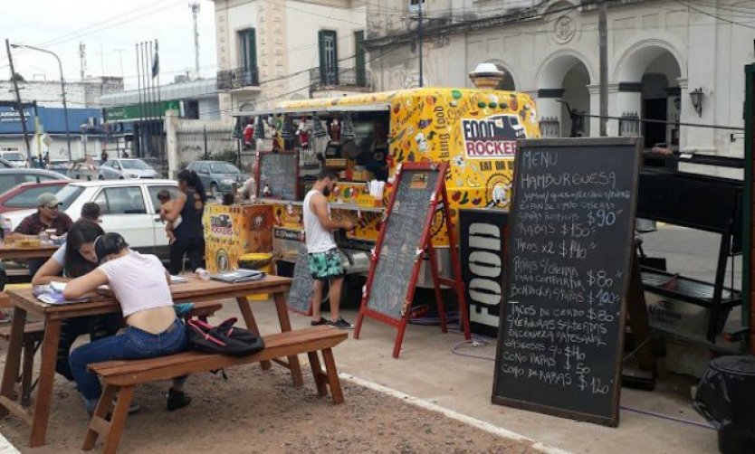 Al final, los Food Trucks se mudan de la Plaza 12 de Octubre