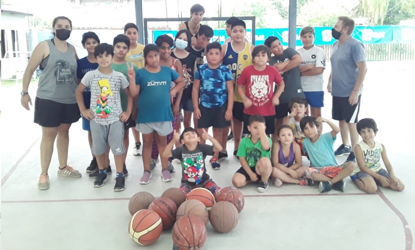 La Escuela Municipal de Básquet ya entrena en el Club Peruzzotti