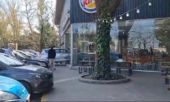 Auto se incrusta en restaurante de Paseo Champagnat