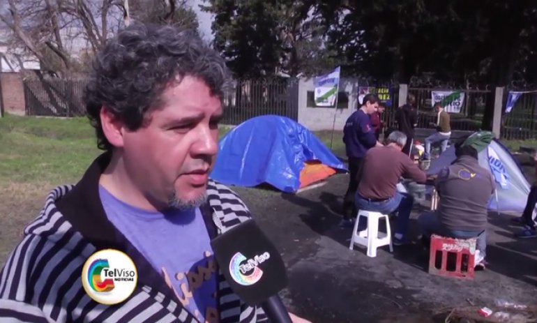 Trabajadores despedidos de una fábrica acampan para que les paguen el 100% de la indemnización