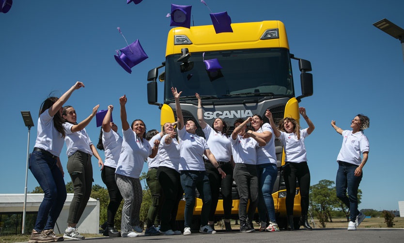 Pilarense se graduó como camionera profesional en programa de Scania