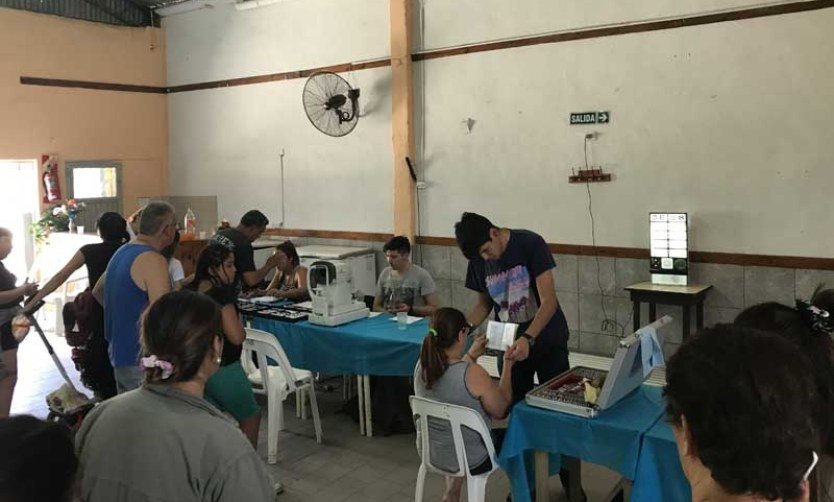 El dirigente Iván Giordano recorre los barrios con controles oftalmológicos para los vecinos