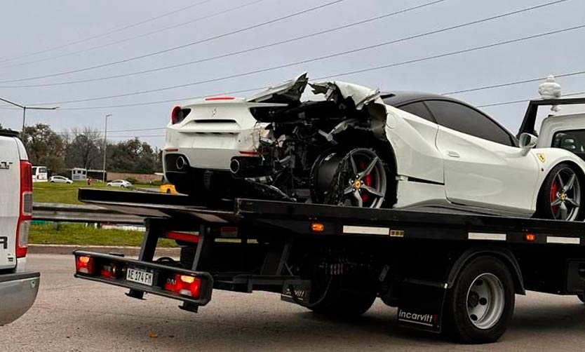 Un auto chocó desde atrás a una Ferrari