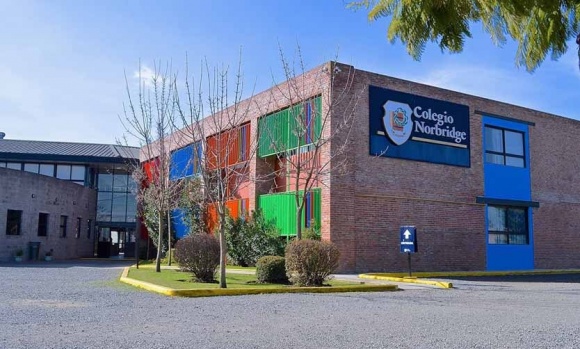 Denuncian que un colegio privado suspendió a docentes y personal de maestranza