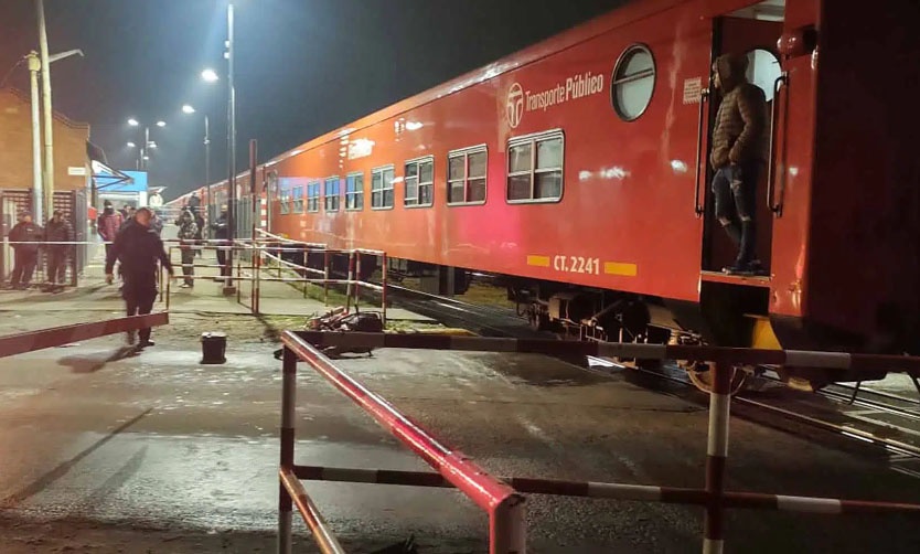 Motociclista murió al colisionar contra la formación de un tren