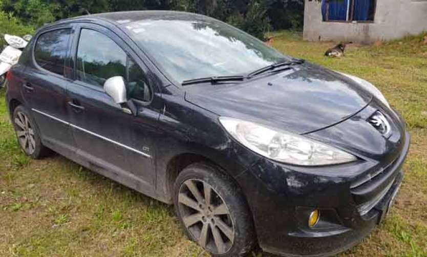 Conductor borracho chocó contra un boulevard y se quedó dormido