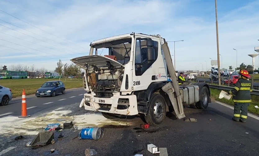 Panamericana: un camión volcó y el chofer murió arrollado por su propio vehículo