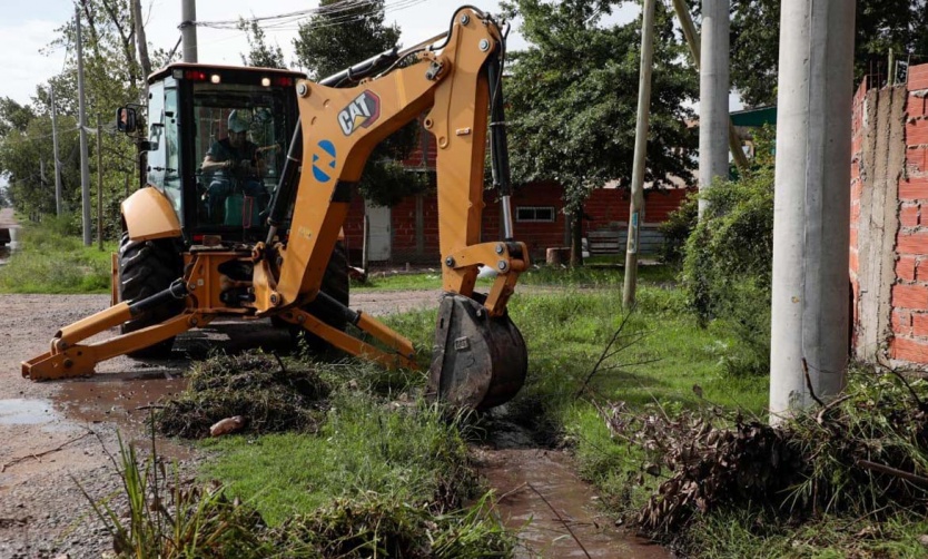 Por las intensas lluvias, el Municipio despliega operativos de limpieza en los barrios