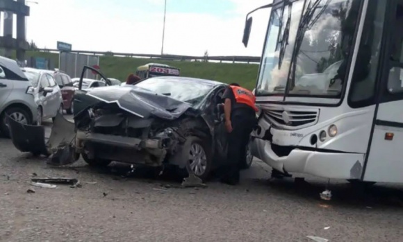 Dos heridos al chocar un colectivo contra un auto