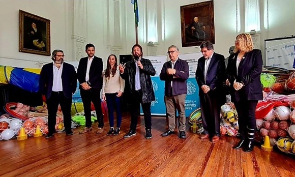 La Provincia invierte $20,1 millones para equipar las escuelas de Pilar con material deportivo