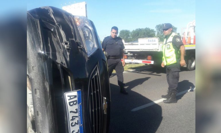 Una persona resultó herida tras choque y vuelco en la Panamericana