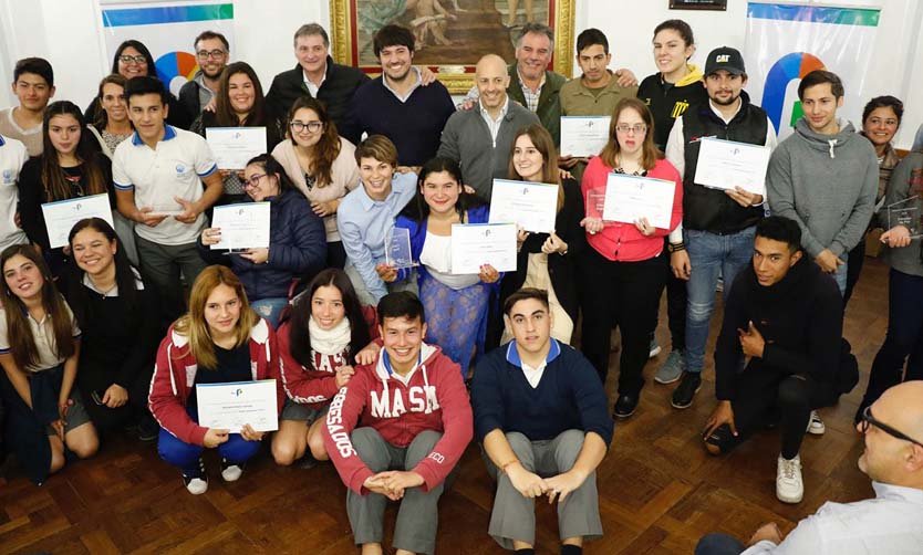 Destacan a jóvenes pilarenses por su desempeño en diversas disciplinas