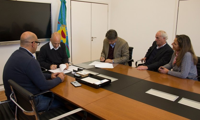 Firman un convenio de colaboración con la Universidad de Ciencias Empresariales y Sociales