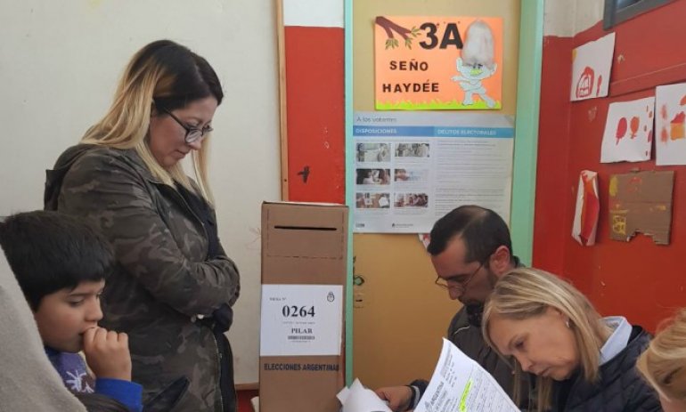 Votó Valeria Domínguez y se quejó por el robo de boletas