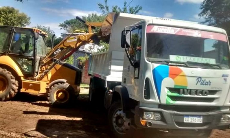 Vecinos denuncian que están siendo contaminados con productos con los que el Municipio repara calles