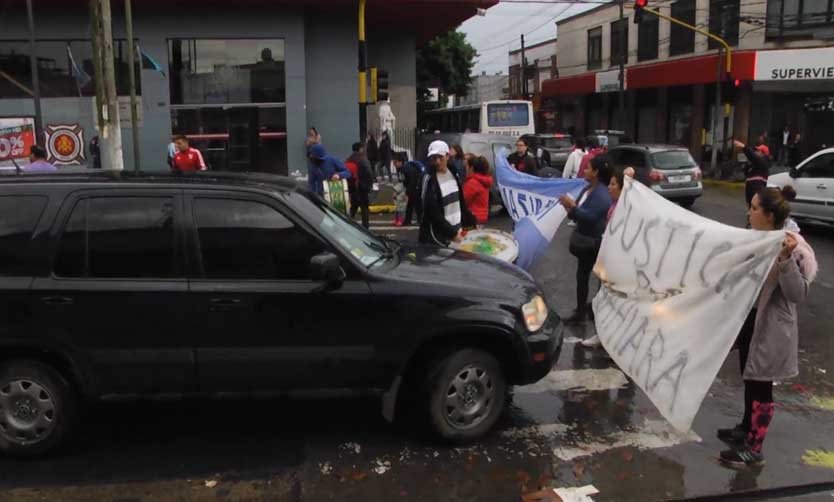 Con una manifestación, familiares reclamaron la detención del presunto abusador de una nena de 6 años