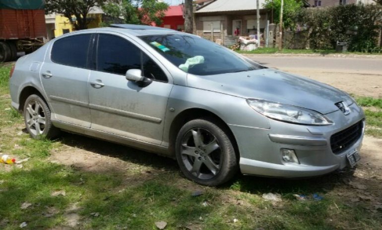 Detienen a tres hombres con un auto robado: uno de ellos tenía pedido de captura