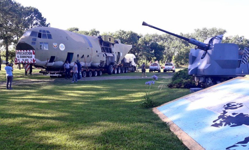 El avión Hércules para homenajear a los veteranos de la Guerra de Malvinas llegó a Pilar