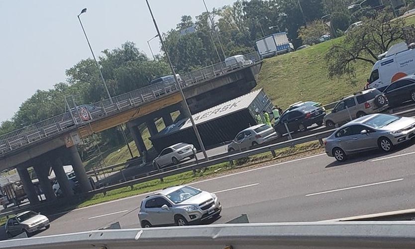 Otra vez un container chocó con un puente de la Panamericana