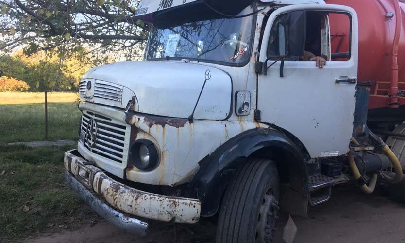 Detienen a chofer de atmosférico acusado de volcar desechos cloacales en un descampado