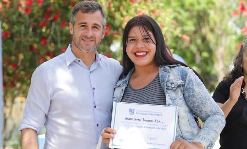 Achával entregó diplomas a mujeres que se capacitaron en oficios