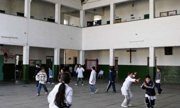 Ya no es obligatorio el uso del barbijo al aire libre en las escuelas bonaerenses