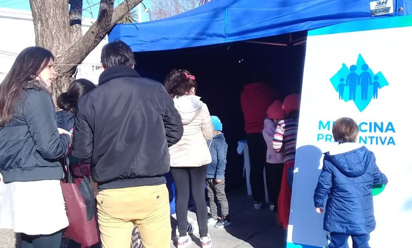 Unas 500 personas participaron de jornada de vacunación en la Plaza 12 de Octubre