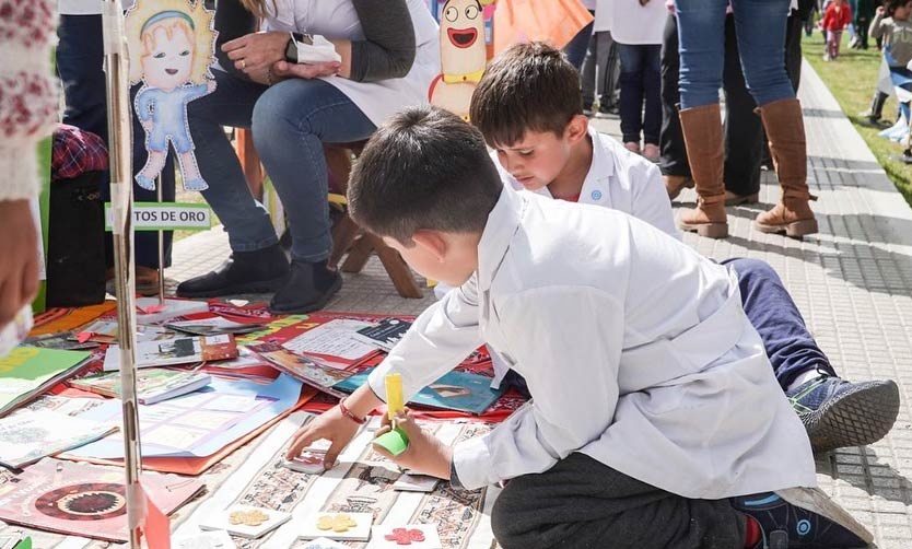 Bibliópolis: Una nueva cita con la lectura en la Plaza 12 de Octubre