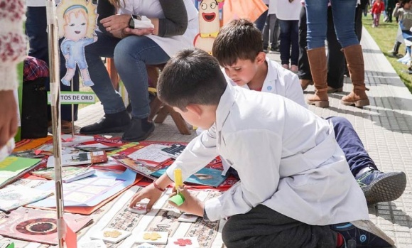 Bibliópolis: Una nueva cita con la lectura en la Plaza 12 de Octubre