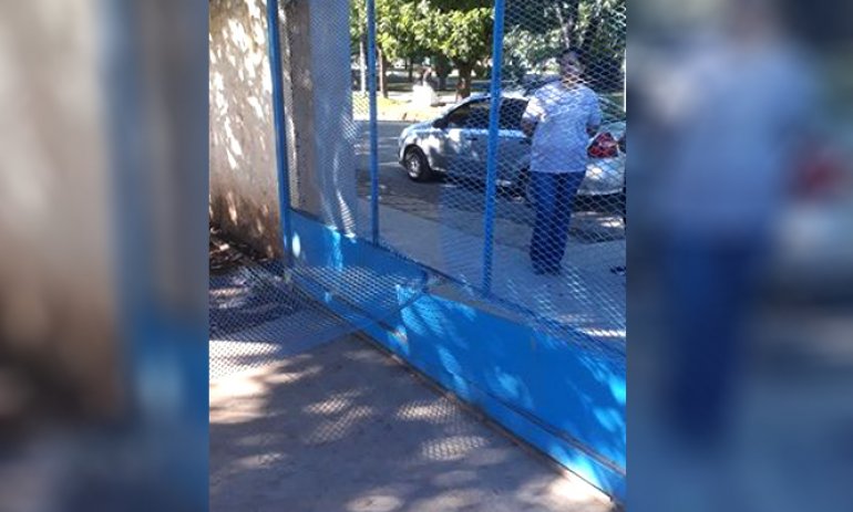 Durante el apagón, vándalos rompieron el portón de ingreso a una escuela