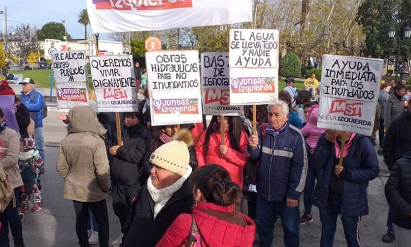 Después de las lluvias, vecinos de un barrio de Manzanares reclamaron asistencia al Municipio