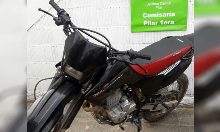 Detienen a policía que circulaba de manera peligrosa en una moto robada