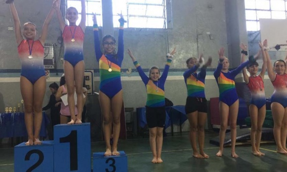 Las chicas de la Escuela Municipal de Gimnasia Artística se lucieron en Villa Martelli