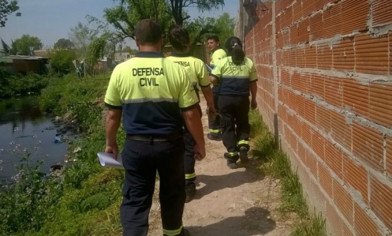 El Río Luján se desbordó y el agua inundó calles de barrios aledaños