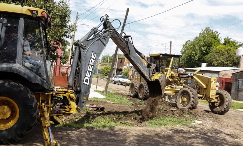 Empiezan los movimientos de suelo para el asfalto de una calle en Villa Rosa