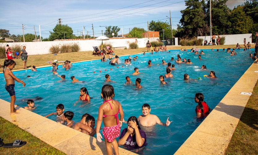 Cientos de familias participan del programa “Pilar al agua” en los clubes municipales