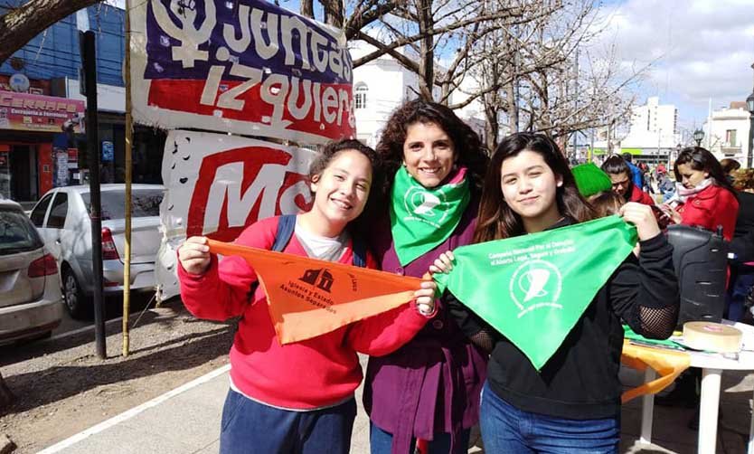 Juntan firmas para impulsar una consulta popular vinculante sobre el aborto