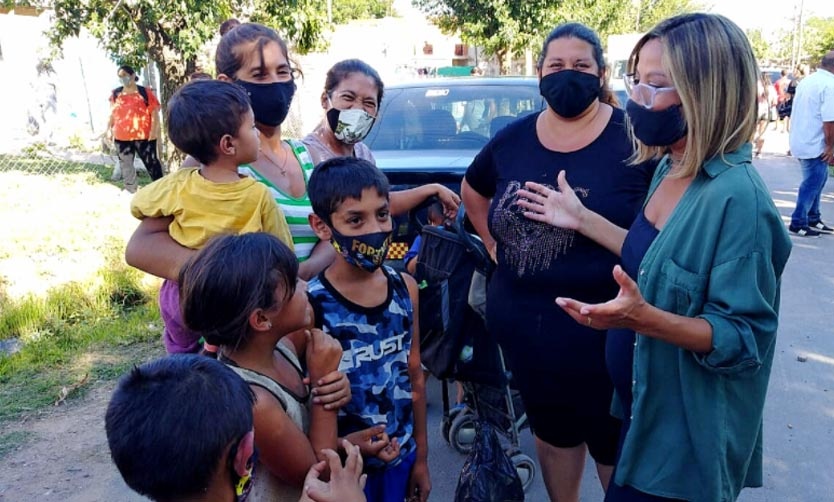 Adriana Cáceres intensifica la recorrida por los barrios